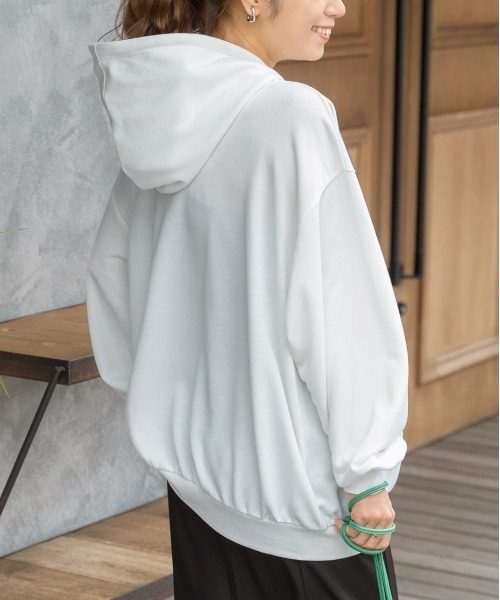 ad thie（アドティエ）の「オーバーシルエット ベーシック裏毛パーカー（パーカー・レディース・チャコール/ダークブラウン/モカ/ベージュ/ブラック/ピンク/ライトパープル/ライトグレー/アイボリー/パープル/ライトグリーン/カーキ/グレイッシュベージュ/オフホワイト・FREE）」の16枚目の写真
