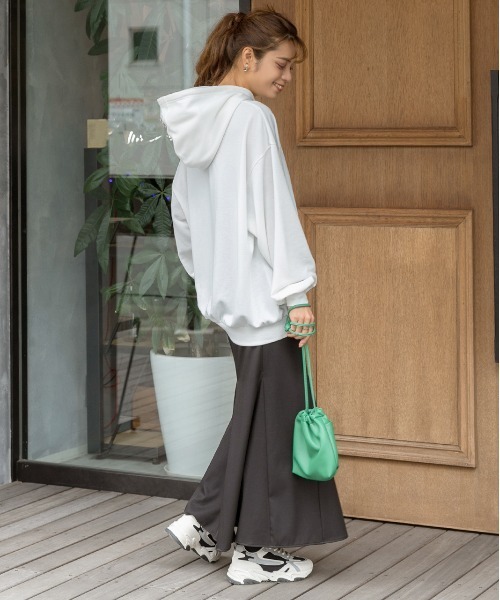 ad thie（アドティエ）の「オーバーシルエット ベーシック裏毛パーカー（パーカー・レディース・チャコール/ダークブラウン/モカ/ベージュ/ブラック/ピンク/ライトパープル/ライトグレー/アイボリー/パープル/ライトグリーン/カーキ/グレイッシュベージュ/オフホワイト・FREE）」の17枚目の写真