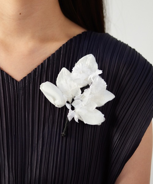 IRIS47（イリスフォーセブン）の「【IRIS 47】clara corsage CS7（ブローチ/コサージュ・レディース・ホワイト・FREE）」の2枚目の写真