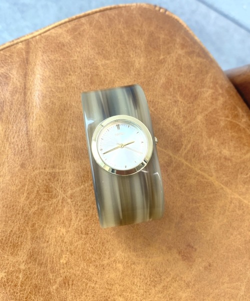Three Four Time（ｽﾘｰﾌｫｰﾀｲﾑ）の「アセチバングルウォッチ　/　時計（アナログ腕時計・レディース・グレー/クリア/ダークブラウン・FREE）」の2枚目の写真