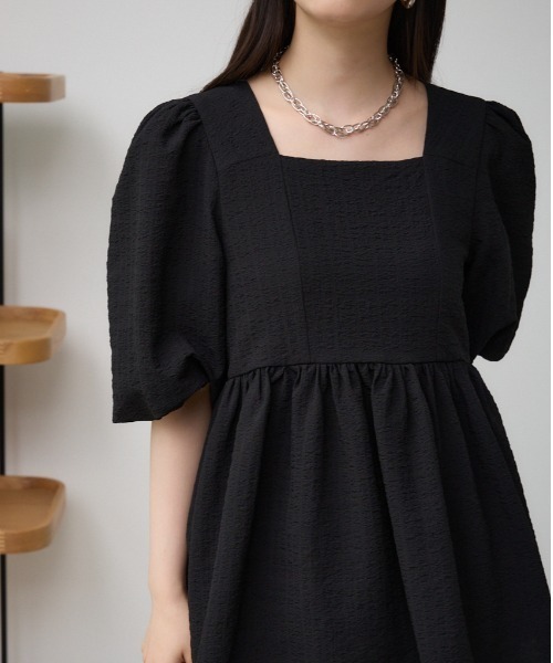 AZUL by moussy(アズールバイマウジー)の「フクレジャガードペプラムブラウス(Tシャツ/カットソー・レディース・アイボリー/ブラック・SMALL/MEDIUM)」の2枚目の写真