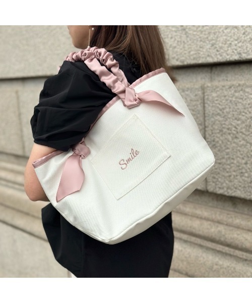 LA BAGAGERIE（ラバガジェリー）の「【インスタグラマー Chiyoさん×LA BAGAGERIE】ギャザーリボンハンドルトート（トートバッグ・レディース・ブラック/パープル/ピンクベージュ・FREE）」の3枚目の写真