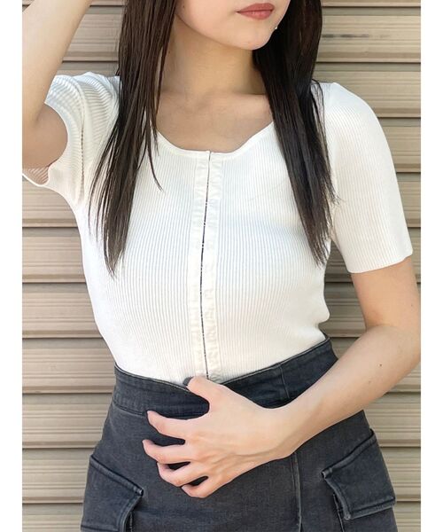 MURUA（ムルーア）の「ホックデザインハーフスリーブニット（ニット/セーター・レディース・ホワイト/レッド/ブラック・FREE）」の2枚目の写真