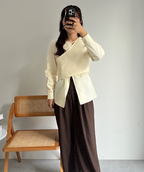 efill(エフィル)の「ウエスト 切り替え ブラウス シャツ(シャツ/ブラウス・レディース・ベージュ・FREE)」の4枚目の写真