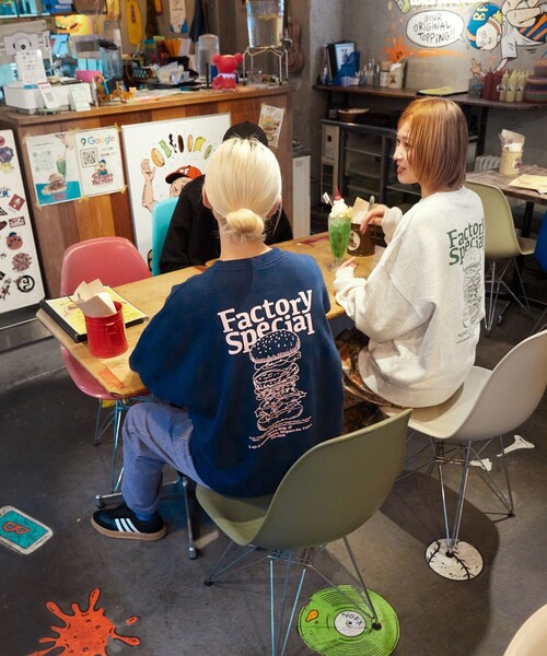 FREAK'S STORE(フリークスストア)の「限定展開 Burger Factory×FREAK'S STORE/バーガーファクトリー 別注 ビッグシルエット バックプリント クルーネックスウェット(スウェット・メンズ・グレー/ベージュ/ネイビー/ブラック・SMALL/LARGE/MEDIUM)」の10枚目の写真