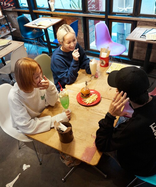 FREAK'S STORE(フリークスストア)の「限定展開 Burger Factory×FREAK'S STORE/バーガーファクトリー 別注 ビッグシルエット バックプリント クルーネックスウェット(スウェット・メンズ・グレー/ベージュ/ネイビー/ブラック・SMALL/LARGE/MEDIUM)」の11枚目の写真