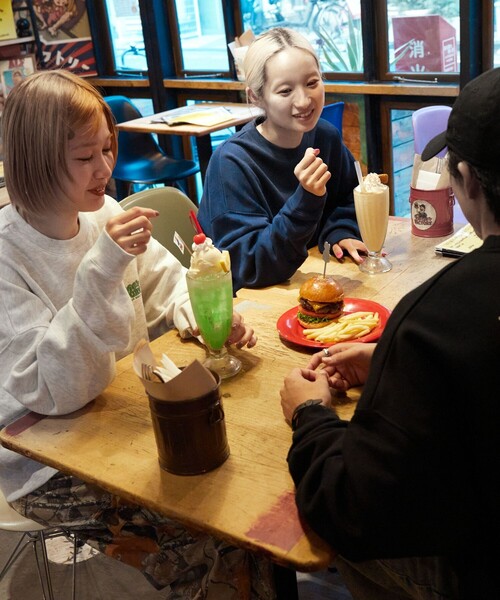 FREAK'S STORE(フリークスストア)の「限定展開 Burger Factory×FREAK'S STORE/バーガーファクトリー 別注 ビッグシルエット バックプリント クルーネックスウェット(スウェット・メンズ・グレー/ベージュ/ネイビー/ブラック・SMALL/LARGE/MEDIUM)」の12枚目の写真
