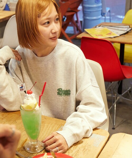 FREAK'S STORE(フリークスストア)の「限定展開 Burger Factory×FREAK'S STORE/バーガーファクトリー 別注 ビッグシルエット バックプリント クルーネックスウェット(スウェット・メンズ・グレー/ベージュ/ネイビー/ブラック・SMALL/LARGE/MEDIUM)」の18枚目の写真