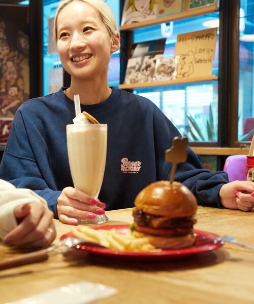 FREAK'S STORE(フリークスストア)の「限定展開 Burger Factory×FREAK'S STORE/バーガーファクトリー 別注 ビッグシルエット バックプリント クルーネックスウェット(スウェット・メンズ・グレー/ベージュ/ネイビー/ブラック・SMALL/LARGE/MEDIUM)」の22枚目の写真