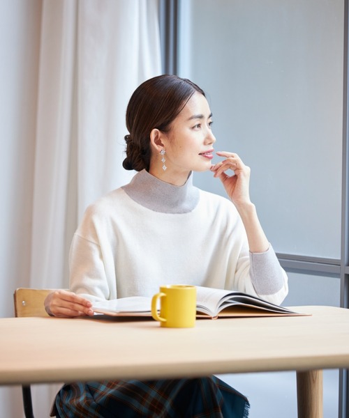 INED（イネド）の「【洗えるウール100％ニット】ハイネックプルオーバーニット「オーストラリアメリノウール」（ニット/セーター・レディース・サックスブルー/ブラック/オフホワイト/ブルー/サンドグレー/ラベンダー/イエロー・9号/11号）」の2枚目の写真