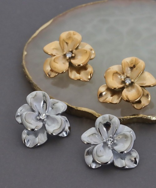 abaskdesign(アバスクデザイン)の「金属アレルギー対応 メタルフラワーピアス(ピアス(両耳用)・レディース・シルバー/ゴールド・FREE)」の2枚目の写真