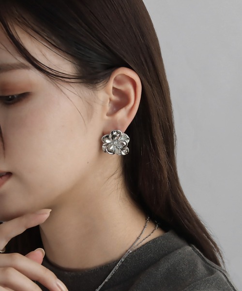 abaskdesign(アバスクデザイン)の「金属アレルギー対応 メタルフラワーピアス(ピアス(両耳用)・レディース・シルバー/ゴールド・FREE)」の6枚目の写真