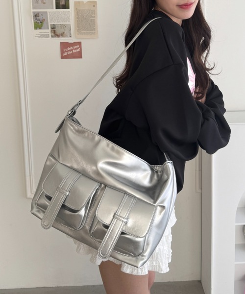 Loueme(ルエム)の「ダブルフラップポケットベルトショルダーバッグ(ショルダーバッグ・レディース・シルバー/ブラック/ブラウン・FREE)」の3枚目の写真