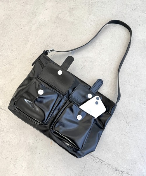 Loueme(ルエム)の「ダブルフラップポケットベルトショルダーバッグ(ショルダーバッグ・レディース・シルバー/ブラック/ブラウン・FREE)」の6枚目の写真