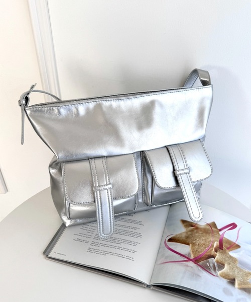 Loueme(ルエム)の「ダブルフラップポケットベルトショルダーバッグ(ショルダーバッグ・レディース・シルバー/ブラック/ブラウン・FREE)」の12枚目の写真