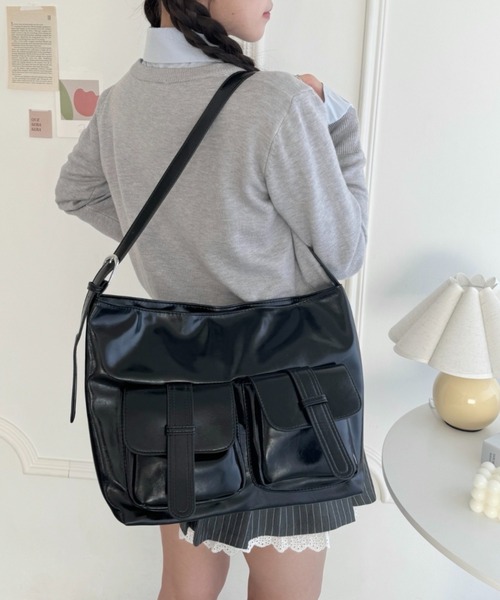 Loueme(ルエム)の「ダブルフラップポケットベルトショルダーバッグ(ショルダーバッグ・レディース・シルバー/ブラック/ブラウン・FREE)」の8枚目の写真
