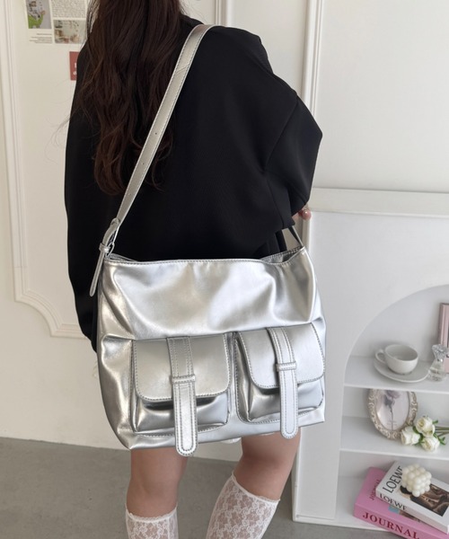 Loueme(ルエム)の「ダブルフラップポケットベルトショルダーバッグ(ショルダーバッグ・レディース・シルバー/ブラック/ブラウン・FREE)」の21枚目の写真