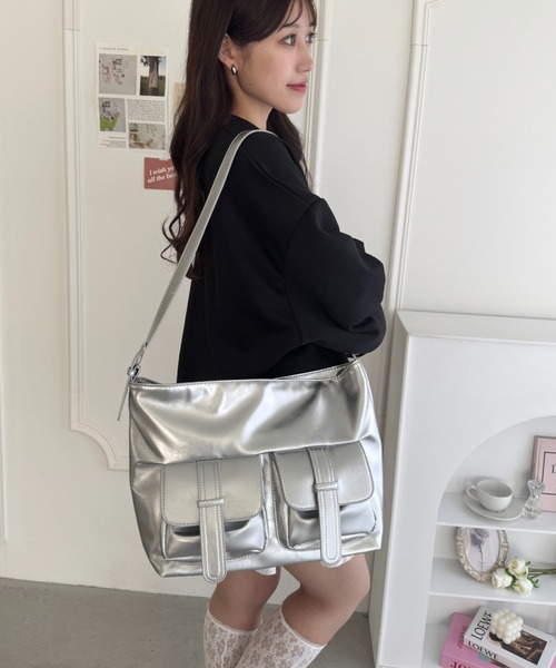 Loueme(ルエム)の「ダブルフラップポケットベルトショルダーバッグ(ショルダーバッグ・レディース・シルバー/ブラック/ブラウン・FREE)」の11枚目の写真