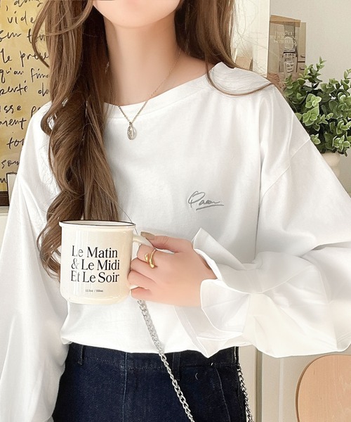 classicalelf(クラシカルエルフ)の「愛らしさを纏った。綿100%英字胸刺繍キャンディースリーブシルケットカットソー(長袖)(Tシャツ/カットソー・レディース・ホワイト/ライトグレー/グレイッシュベージュ/ブラック/グリーン/ブルー・MEDIUM/X-LARGE/SMALL/LARGE)」の1枚目の写真