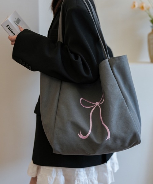 TONE SELECT GOODS（トーンセレクトグッズ）の「Liaa/リボン刺繍 トートバッグ A18520（トートバッグ・レディース・パープル/ベージュ/ブラック/グレー/ブルー/ピンク・FREE）」の22枚目の写真