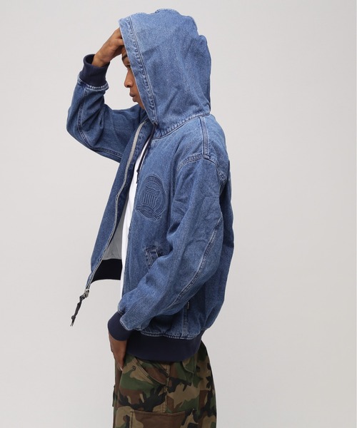 AVIREX(アヴィレックス)の「《直営店限定》DENIM SIGNATUR LOGO PARKA / デニム シグネチャーロゴ パーカー / AVIREX / アヴィレックス(パーカー・メンズ・ライトインディゴブルー/ブラック・MEDIUM/LARGE/X-LARGE/XX-LARGE)」の16枚目の写真
