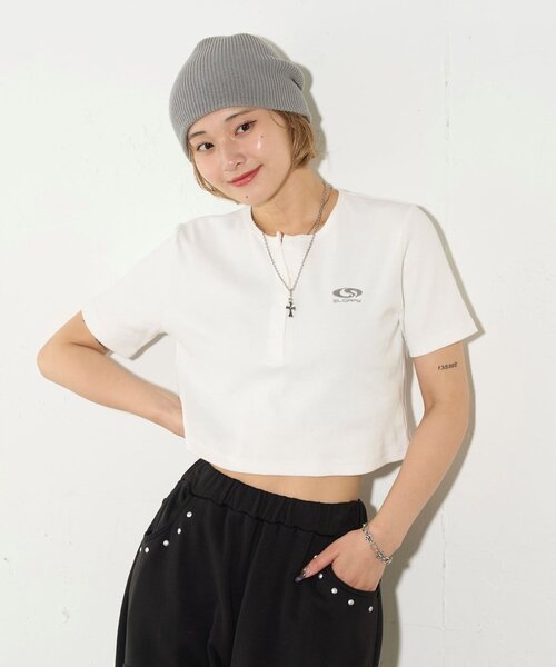 WHO'S WHO gallery(フーズフーギャラリー)の「【SLOPPY/スロッピー】フューチャーロゴヘンリーネック半袖(Tシャツ/カットソー・レディース・ホワイト/チャコールグレー/ブラック/ブラック系その他・FREE)」の8枚目の写真