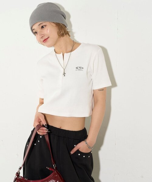 WHO'S WHO gallery(フーズフーギャラリー)の「【SLOPPY/スロッピー】フューチャーロゴヘンリーネック半袖(Tシャツ/カットソー・レディース・ホワイト/チャコールグレー/ブラック/ブラック系その他・FREE)」の9枚目の写真