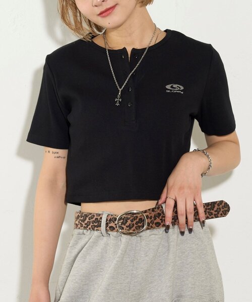 WHO'S WHO gallery(フーズフーギャラリー)の「【SLOPPY/スロッピー】フューチャーロゴヘンリーネック半袖(Tシャツ/カットソー・レディース・ホワイト/チャコールグレー/ブラック/ブラック系その他・FREE)」の2枚目の写真