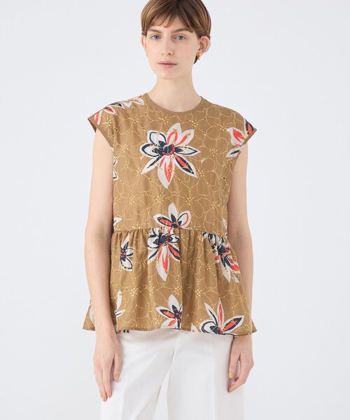 TOMORROWLAND collection(トゥモローランドコレクション)の「アイレットプルメリア ペプラムブラウス(シャツ/ブラウス・レディース・ベージュ系その他/ネイビー・36)」の4枚目の写真