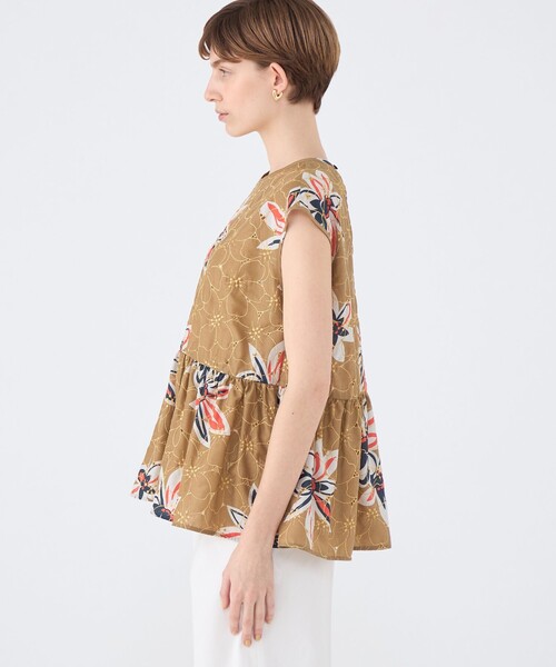 TOMORROWLAND collection(トゥモローランドコレクション)の「アイレットプルメリア ペプラムブラウス(シャツ/ブラウス・レディース・ベージュ系その他/ネイビー・36)」の5枚目の写真