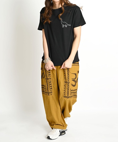 MARAI(マーライ)の「ゾウ 恐竜 ワンポイントプリント 無地 半袖Tシャツ(Tシャツ/カットソー・レディース・ホワイト系/イエロー/ブラック系/ワイン・FREE)」の5枚目の写真