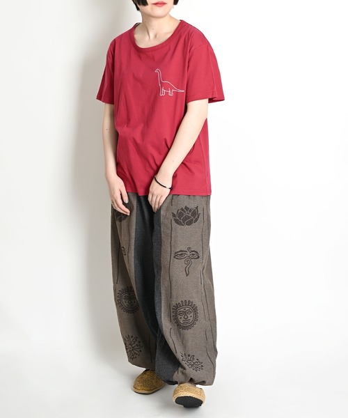 MARAI(マーライ)の「ゾウ 恐竜 ワンポイントプリント 無地 半袖Tシャツ(Tシャツ/カットソー・レディース・ホワイト系/イエロー/ブラック系/ワイン・FREE)」の7枚目の写真