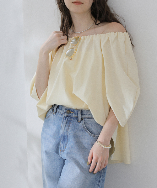 La TOTALITE（ラトータリテ）の「【洗える】オフショルブラウス（シャツ/ブラウス・レディース・ネイビー/イエロー・FREE）」の2枚目の写真