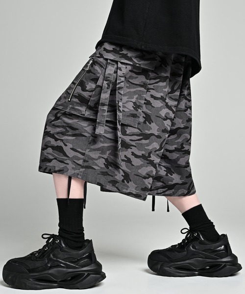 ADRER(アドラー)の「parachute cargo wide short pants / パラシュートカーゴ ワイド ショート パンツ(カーゴパンツ・メンズ・ブラック系1/ブラック/グレー系1/ブラック系2/ブラック系3・XS/S/M/L)」の7枚目の写真