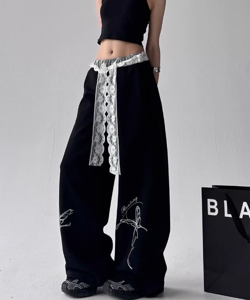 SHEENA（シーナ）の「レースレイヤードバタフライプリントスウェットワイドパンツ（スウェットパンツ・レディース・ホワイト/ブラック・M）」の2枚目の写真