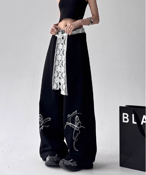 SHEENA（シーナ）の「レースレイヤードバタフライプリントスウェットワイドパンツ（スウェットパンツ・レディース・ホワイト/ブラック・M）」の3枚目の写真