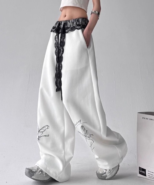 SHEENA（シーナ）の「レースレイヤードバタフライプリントスウェットワイドパンツ（スウェットパンツ・レディース・ホワイト/ブラック・M）」の11枚目の写真