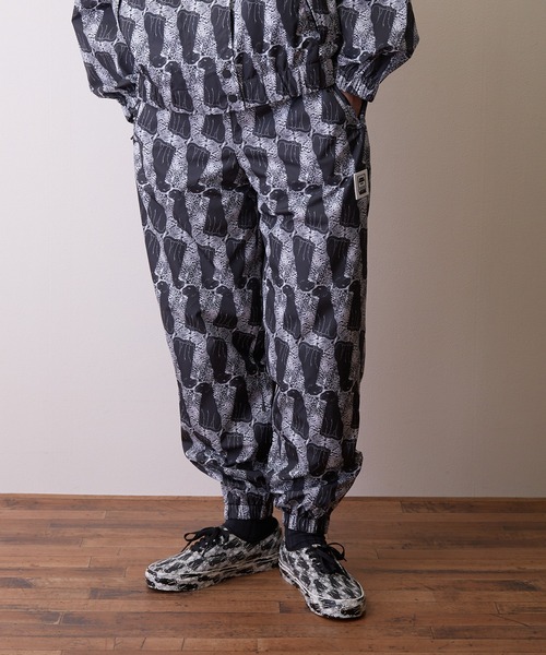 B'day(ビーデイ)の「ヴァンズ×オープニングセレモニー トラックパンツ US VANS x OPENING CEREMONY LEOPARD TRACK PANTS VN0A5FRQPQE(その他パンツ・メンズ・ブラック・X-SMALL/SMALL)」の1枚目の写真
