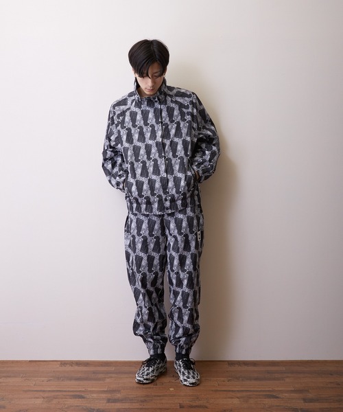 B'day(ビーデイ)の「ヴァンズ×オープニングセレモニー トラックパンツ US VANS x OPENING CEREMONY LEOPARD TRACK PANTS VN0A5FRQPQE(その他パンツ・メンズ・ブラック・X-SMALL/SMALL)」の2枚目の写真