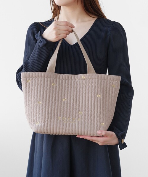 TOCCA(トッカ)の「LUCKY SHOWER TOTE トートバッグ(トートバッグ・レディース・ピンク系/ライトグレー系/ベージュ系/ブラック系・F)」の3枚目の写真
