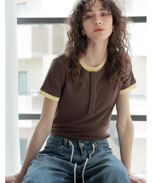 Re:EDIT(リエディ)の「配色ヘンリーネックレイヤード風半袖トップス(Tシャツ/カットソー・レディース・ブラック×ホワイト/ブラウン×イエロー/グレー×ホワイト/ホワイト×グレー・MEDIUM/LARGE)」の4枚目の写真