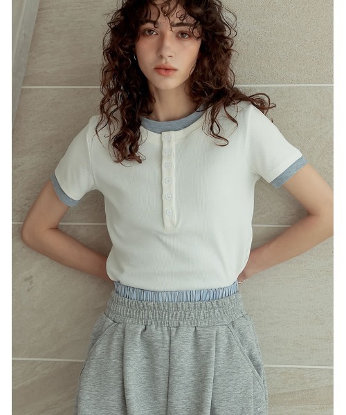 Re:EDIT(リエディ)の「配色ヘンリーネックレイヤード風半袖トップス(Tシャツ/カットソー・レディース・ブラック×ホワイト/ブラウン×イエロー/グレー×ホワイト/ホワイト×グレー・MEDIUM/LARGE)」の6枚目の写真
