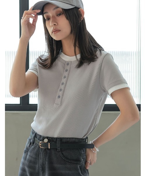 Re:EDIT(リエディ)の「配色ヘンリーネックレイヤード風半袖トップス(Tシャツ/カットソー・レディース・ブラック×ホワイト/ブラウン×イエロー/グレー×ホワイト/ホワイト×グレー・MEDIUM/LARGE)」の7枚目の写真