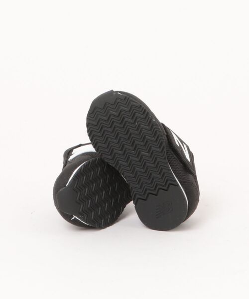 NEW BALANCE（ニューバランス）の「【New Balance／ニューバランス】NB IV323BK W ベビーシューズ（スニーカー・キッズ・ブラック・12.0cm/12.5cm/13.0cm/13.5cm/14.0cm/14.5cm/15.0cm/15.5cm/16.0cm/16.5cm）」の3枚目の写真