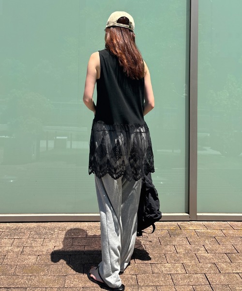 ISOOK（アイスー）の「【ISOOK / アイスー】 レースドッキングタンクトップ / ノースリーブ チュニック 裾レース スカラップレース バイカラー 無地 黒 グレー ブラック ZOZOTOWN限定（タンクトップ・レディース・グレー/ブラック・FREE）」の6枚目の写真