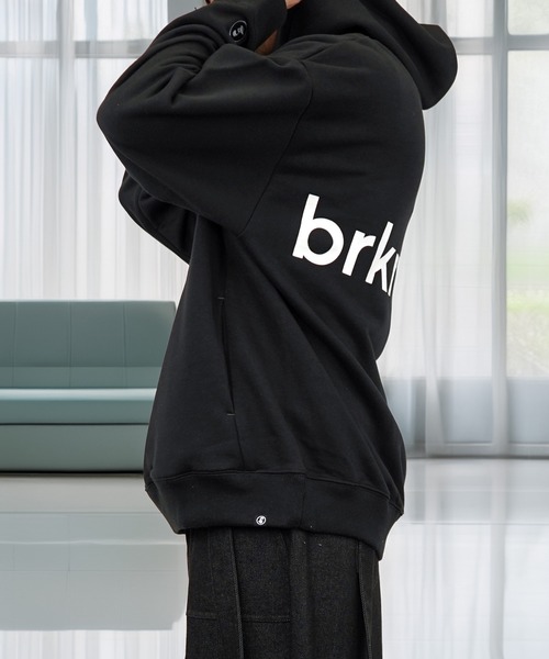 L'atelier(ラトリエ)の「バックプリント グラフィック パーカー ヘビーウェイト 刺繍 ロゴ ポケット brknhome(パーカー・メンズ・ブラック系1/ブラック系2・M/L)」の1枚目の写真