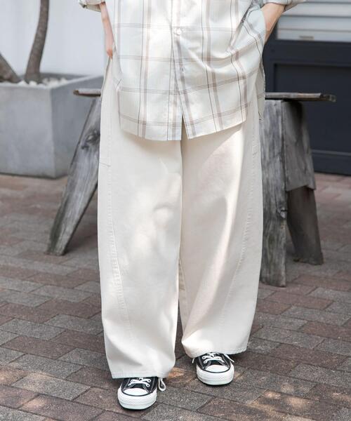 FORK&SPOON（フォークアンドスプーン）の「FORK&SPOON　ガーメントダイツイルカーブパンツ（その他パンツ・レディース・アイボリー/チャコールグレー・1/2）」の9枚目の写真