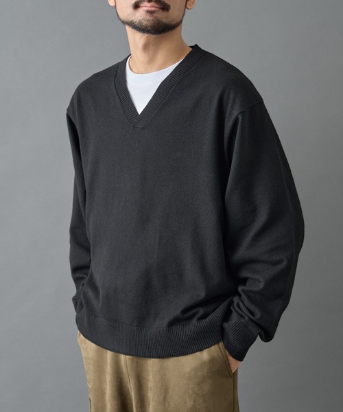 COLONY 2139(コロニートゥーワンスリーナイン)の「Vネックウォッシャブルニットプルオーバー(ニット/セーター・メンズ・グレー/ブラック/ブルー・LARGE/MEDIUM)」の2枚目の写真
