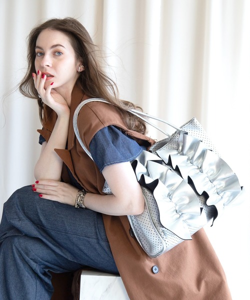 U（ユー）の「Moelleux モワルー フリルトートバッグ（トートバッグ・レディース・ブラック/ピンク/グレー/シルバー・FREE）」の4枚目の写真