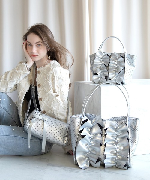 U（ユー）の「Moelleux モワルー フリルトートバッグ（トートバッグ・レディース・ブラック/ピンク/グレー/シルバー・FREE）」の9枚目の写真